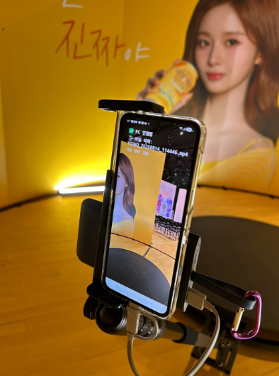 회전 암에 장착된 촬영용 스마트폰 — 화면에 PC 연결 상태와 프리뷰가 표시된다