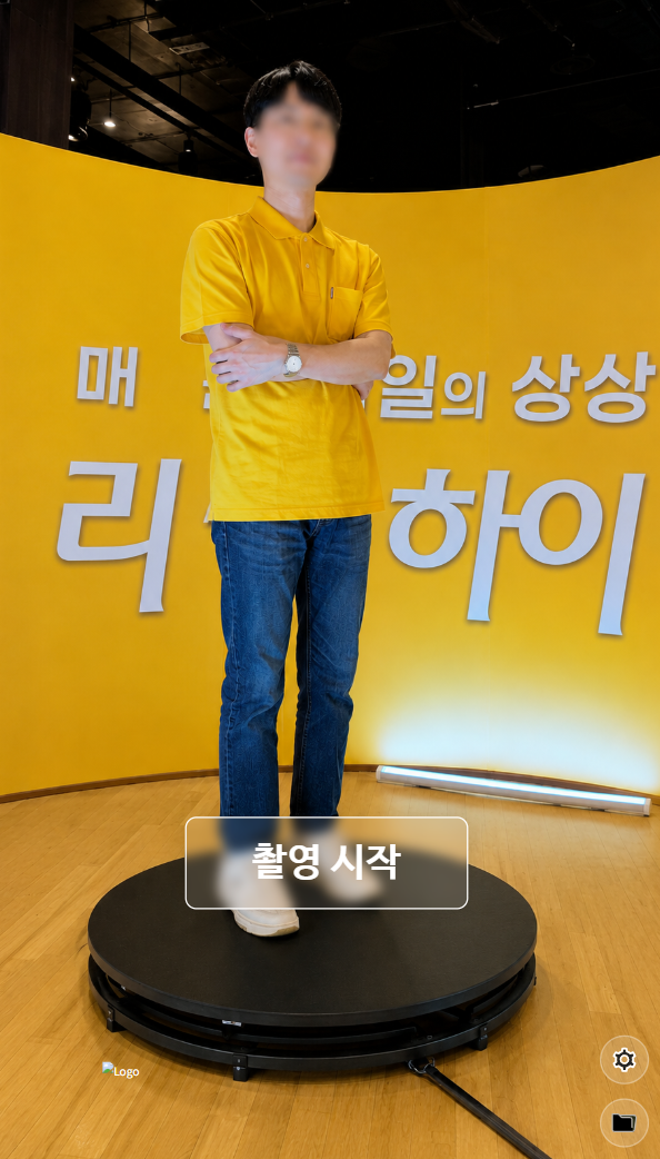 Electron 앱 메인 화면 — 카메라 프리뷰 위에 촬영 시작 버튼, 우하단 설정·폴더 버튼